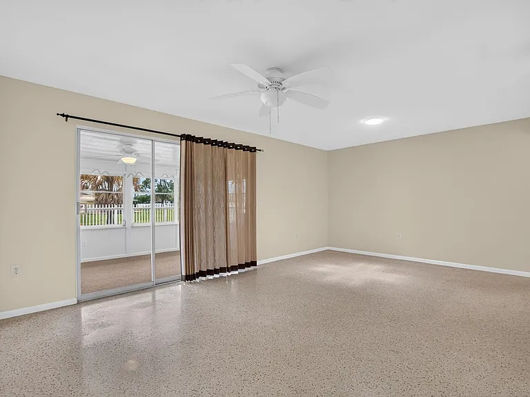 705 Thunderbird Ave — Photo 31