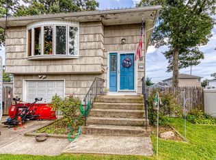 1025 McCall Ave, Bay Shore, NY 11706