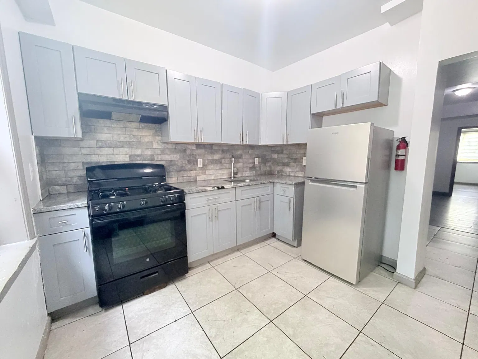 3 bed, 900 sqft, $2,350 — Photo 1