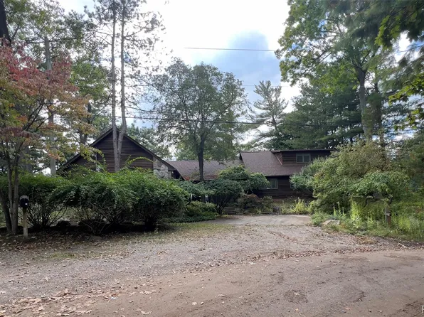 1205 Nakomis Trl, Lake Orion, MI 48362
