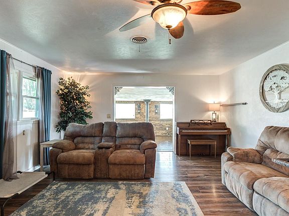 3rd image of 334 W Avenue J