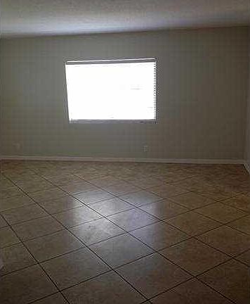 5th image of 1014 NE 9th Ave APT 4