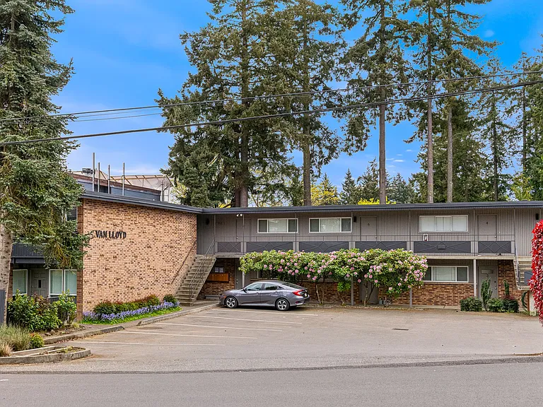 Van Lloyd Apartments — Photo 10