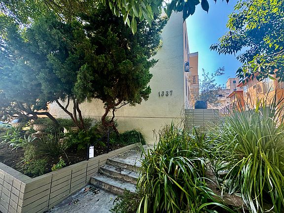 4th image of 1337 N Gardner St #1B