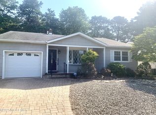 61 Oakfield Rd, Toms River, NJ 08757