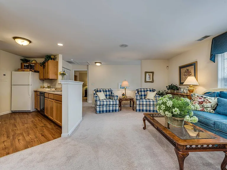 Sutton Place Apartments — Photo 45