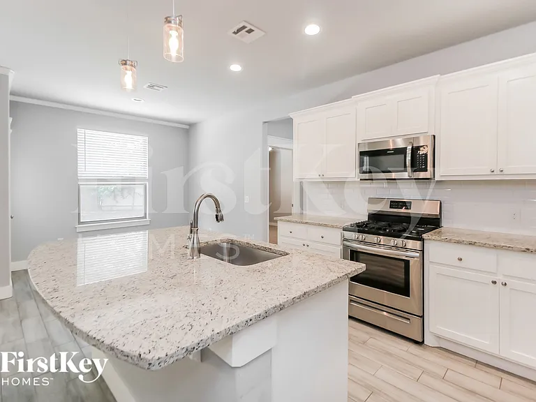1603 Village Dr — Photo 6