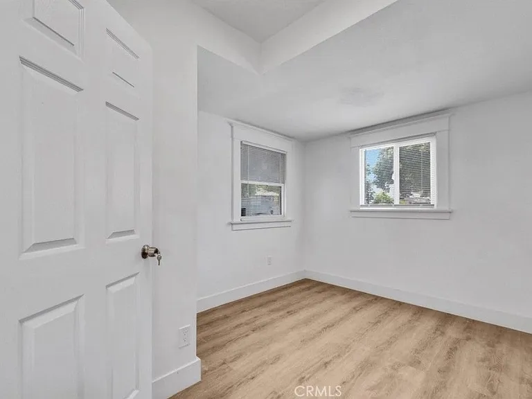 820 S Van Ness Ave — Photo 12