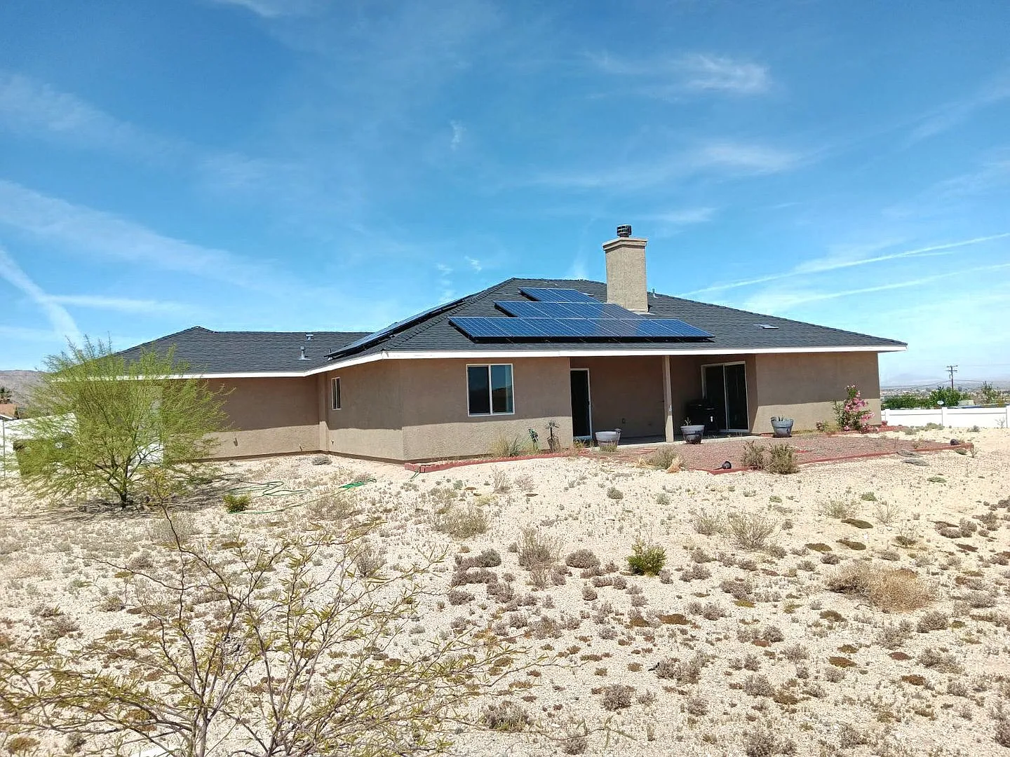 Beautiful 4 bedroom Home w/ Solar — Photo 4