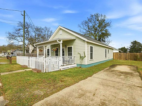 3rd image of 402 Front St