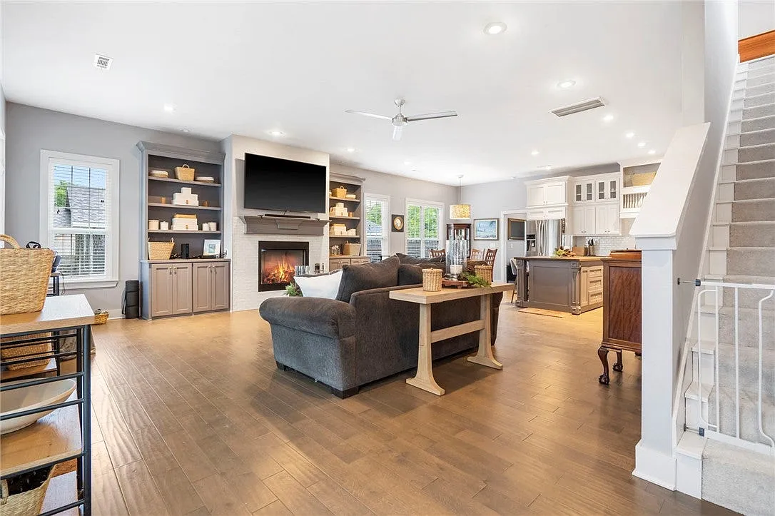4 bed, 2.5 bath, 2364 sqft, $3,995 — Photo 3