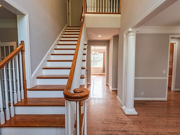 3rd image of 814 Lynn Dr