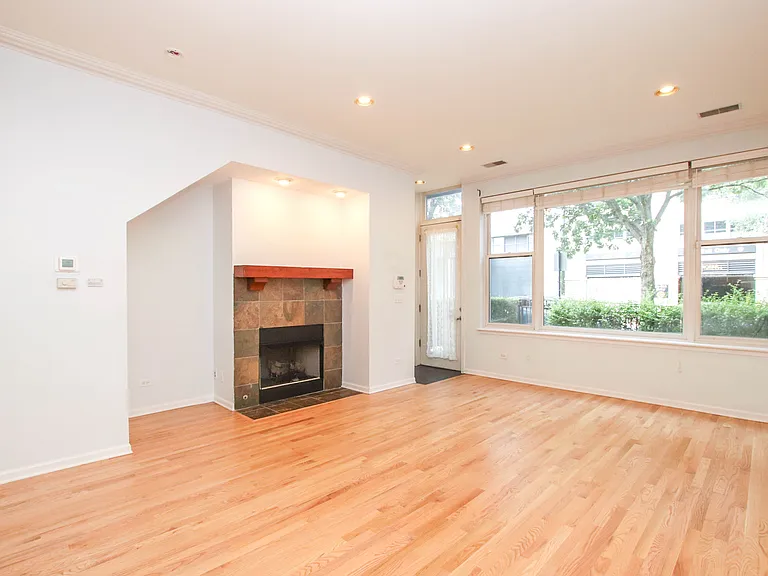 945 N Kingsbury St #119 — Photo 5