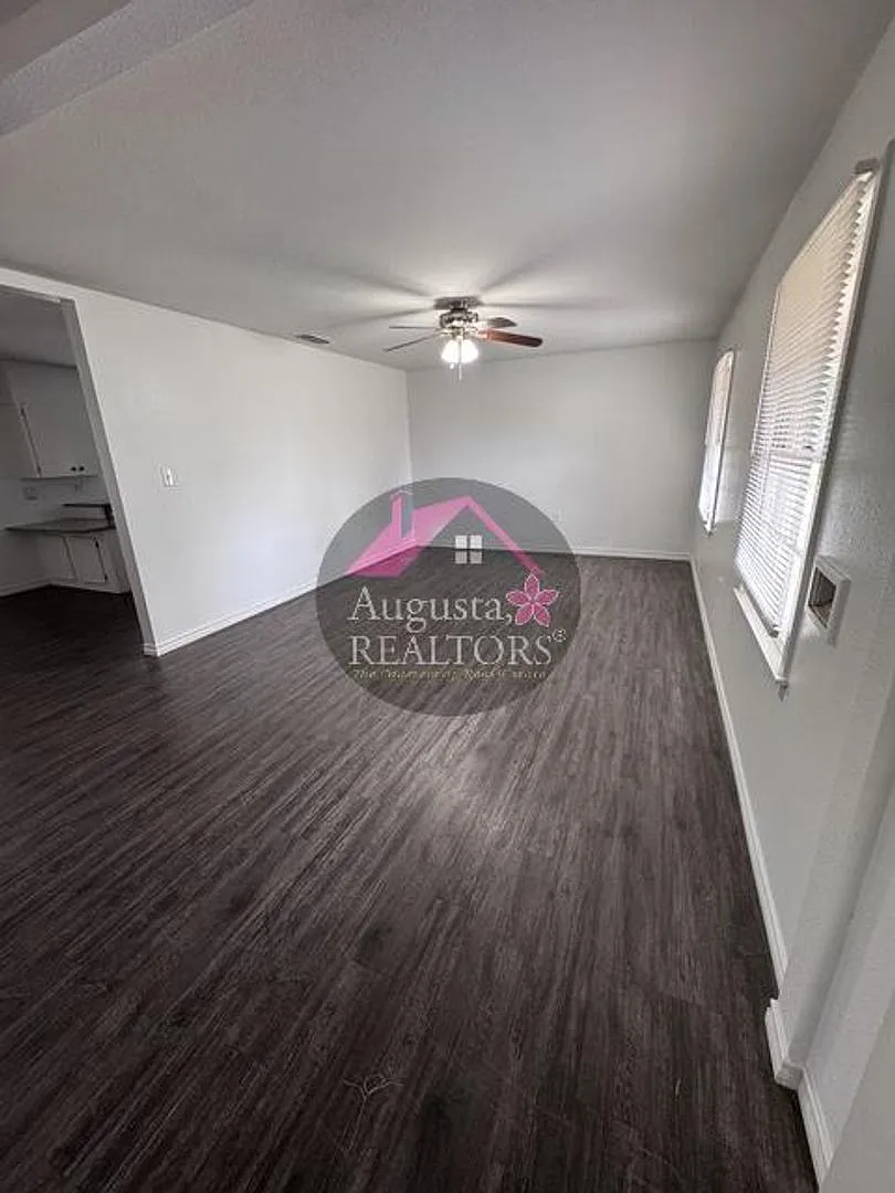 Large 4 Bedroom home close to ACU — Photo 2
