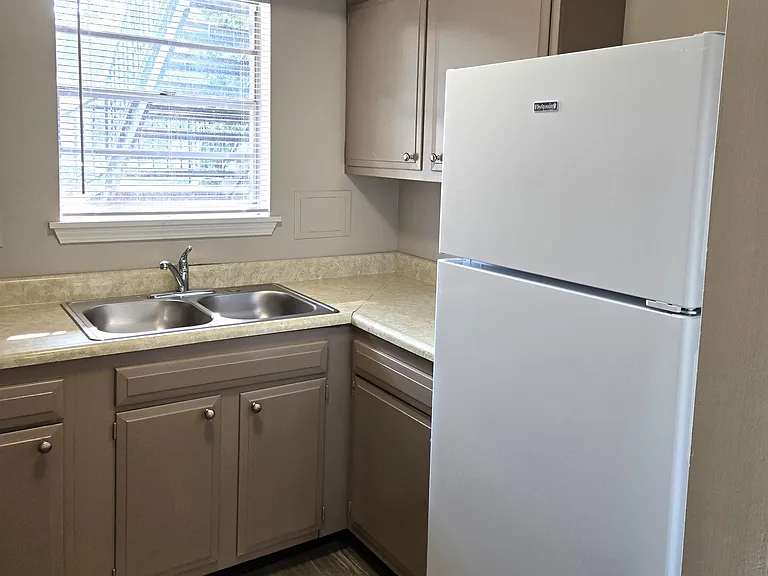 Del Rio Apartments — Photo 9