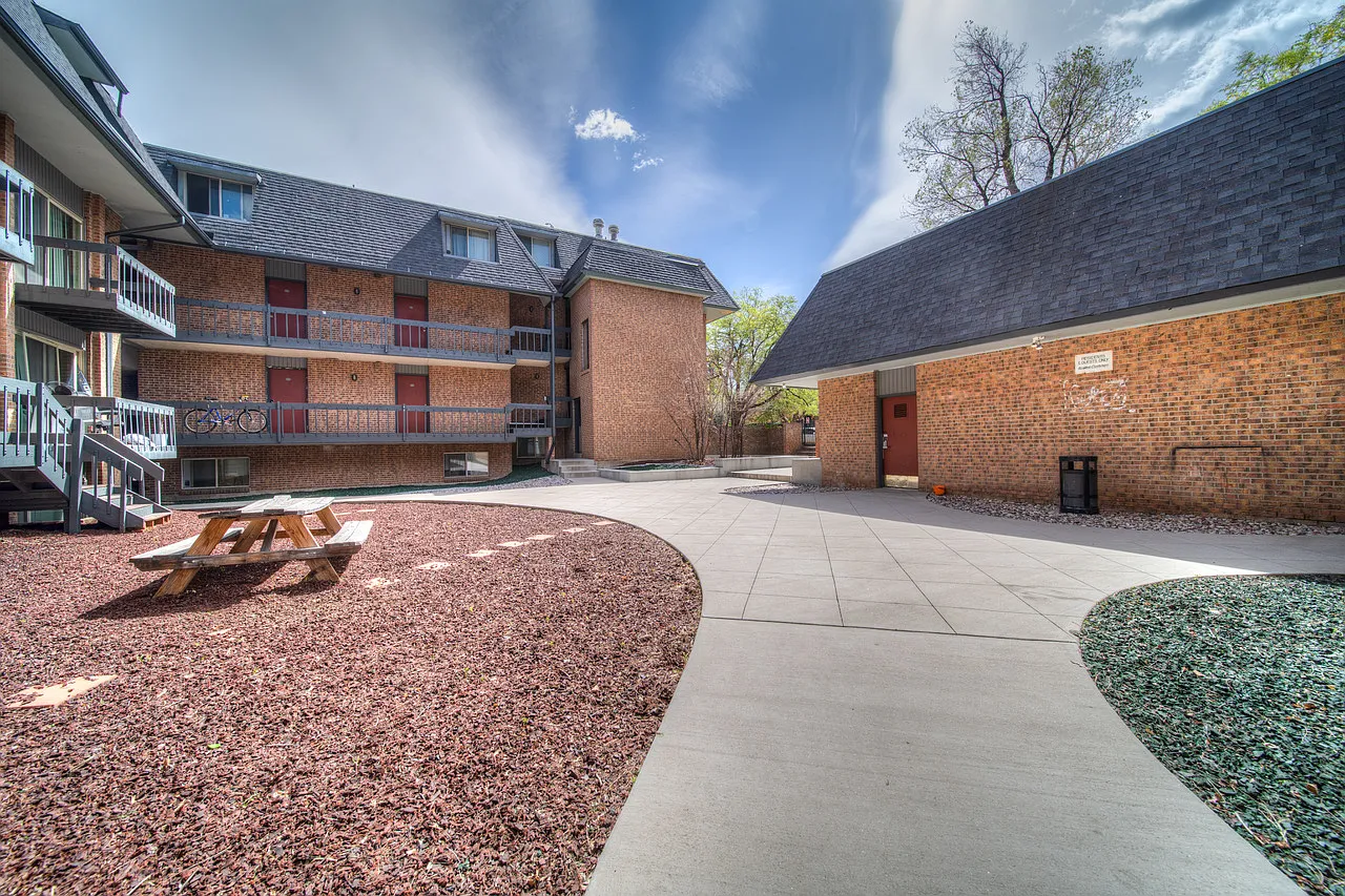 1065 University Ave — Photo 4
