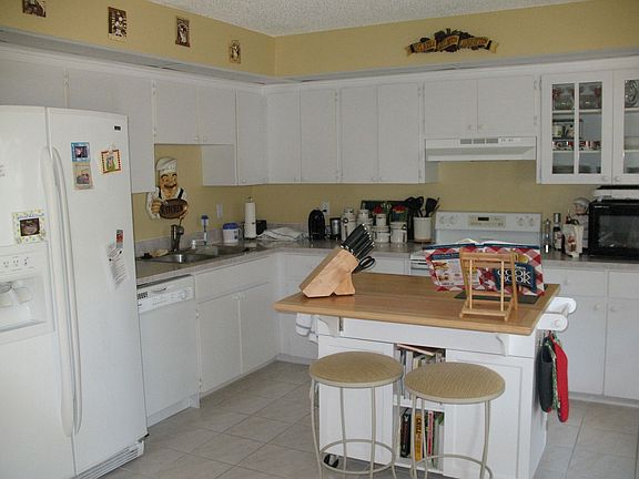 Oversized kitchen with rolling island (included)