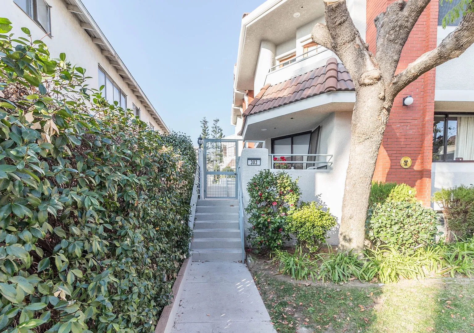 Spacious 3BR Townhouse in Glendale! — Photo 2