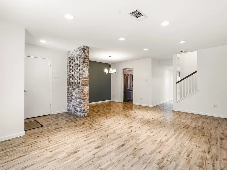 450 N Post Oak Ln — Photo 6