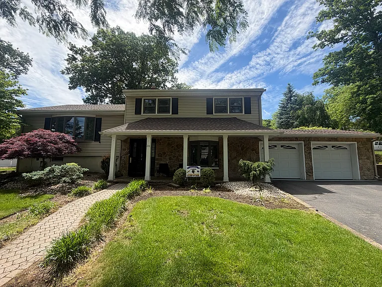 31 Clinton Ln — Photo 1
