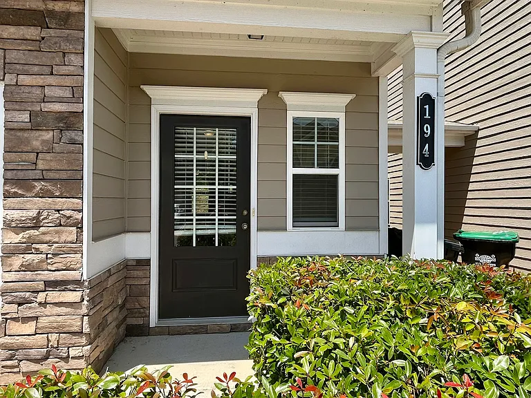 194 Bryon Ln — Photo 2