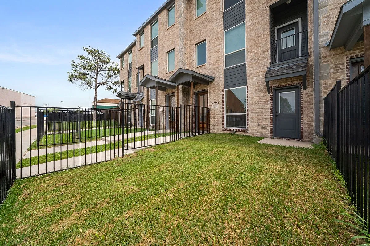3 bed, 3.5 bath, 2240 sqft, $2,500 — Photo 1