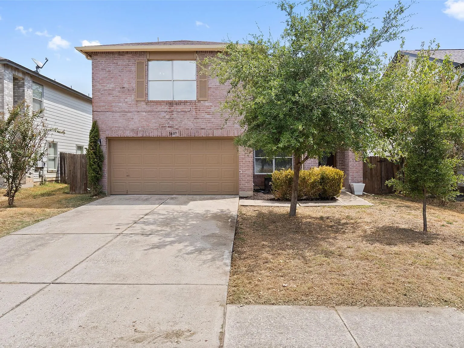 4 bed, 2.5 bath, 2351 sqft, $2,400 — Photo 2