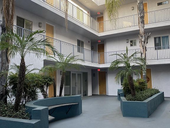 3rd image of 5232 Satsuma Ave Unit 302