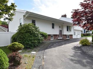 124 S Comstock Pkwy, Cranston, RI 02921