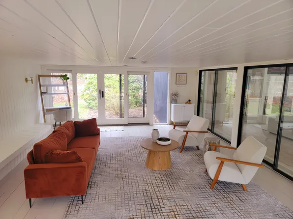 https://photos.zillowstatic.com/fp/0041ceea805ed10a174218b96cecaced-p_e.webp