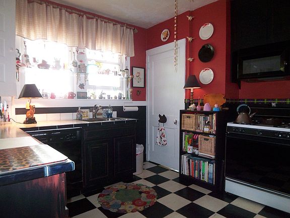 4th image of 3125 Essex Rd