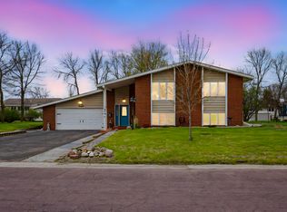 1840 Red Leaf Ct, Windom, MN 56101