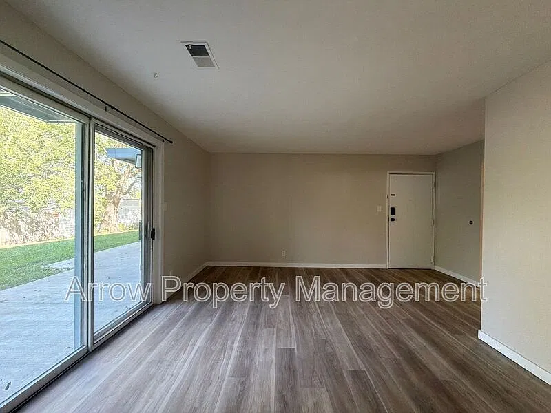 2 bed, 1.0 bath, $950 — Photo 4