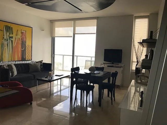 1 bed, 843 sqft, $3,300 — Photo 2