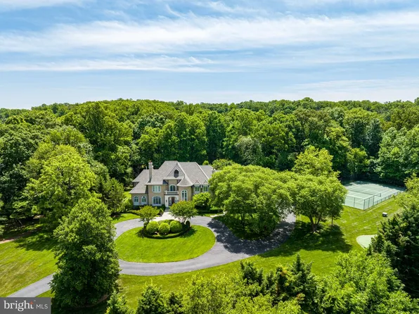 10445 New Ascot Dr, Great Falls, VA 22066