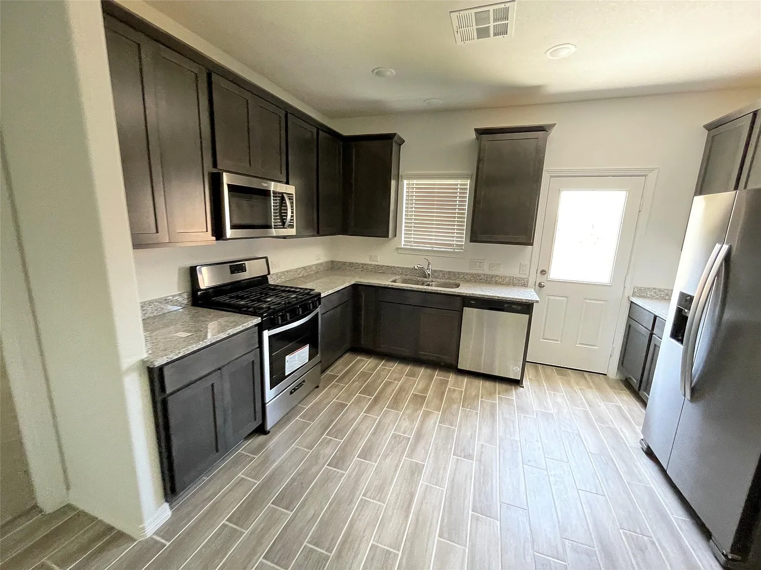 3 bed, 2.0 bath, 1352 sqft, $1,895 — Photo 3