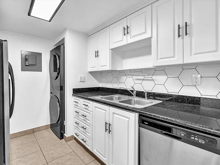 220 Lakeview Dr #210 — Photo 6
