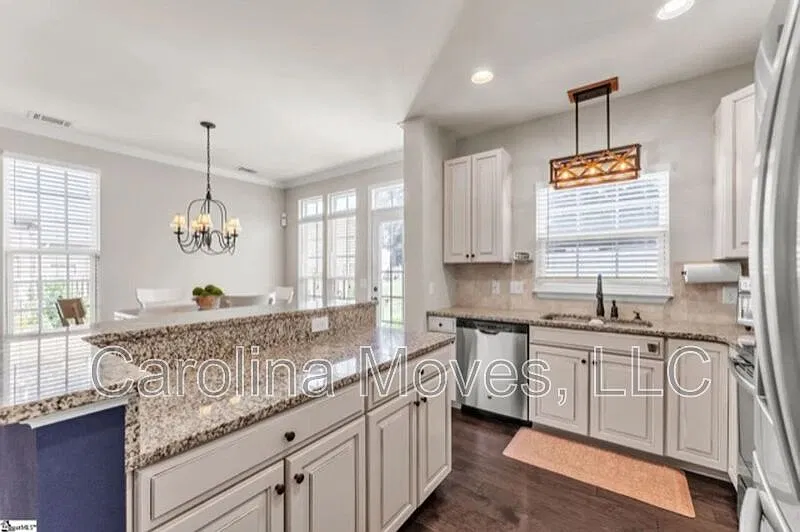 3 bed, 2.5 bath, 1562 sqft, $1,895 — Photo 2