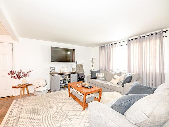 4th image of 909 Meadow Ln