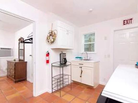 5th image of 411 Emmett St