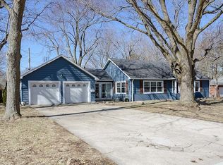 910 S Buchanan Dr, Monticello, IL 61856