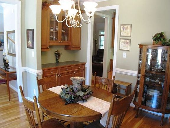 BUTLERS' PANTRY GREAT FOR ENTERTAINING