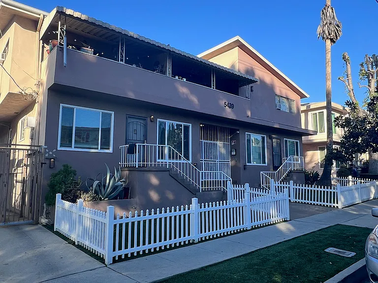 Front of building,close to shopping,transportation,griffith park,