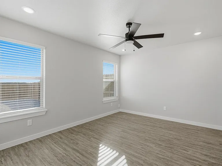 3035 Glennster St — Photo 19