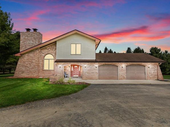1415 W Rose Center Rd, Fenton, MI 48430