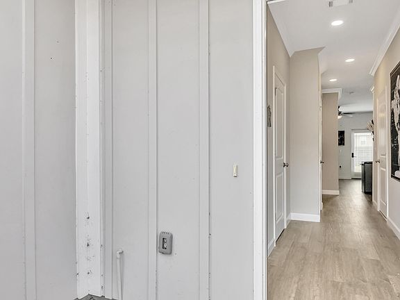 5th image of 1820 Stable Ln #11