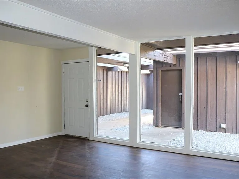 6319 Walraven Cir — Photo 7