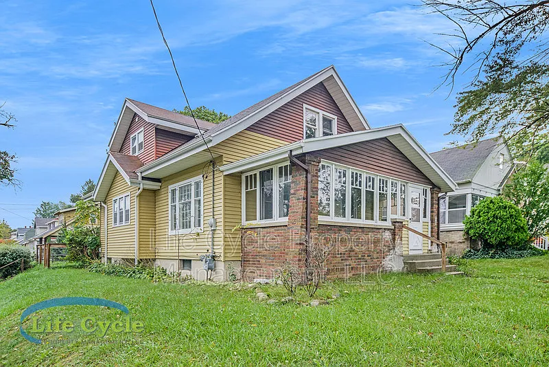 148 Diamond Ave NE
