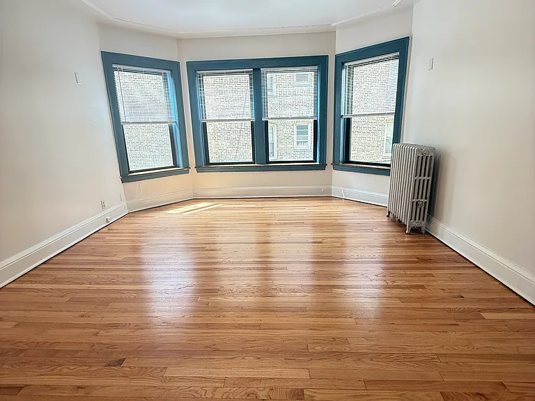 5542 N Artesian Ave #1B — Photo 3