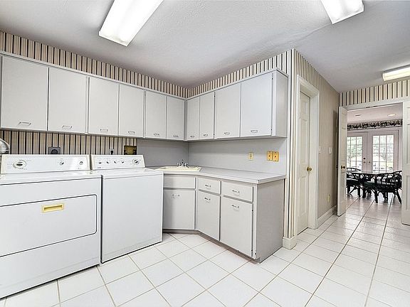 3rd image of 200 Basswood Ln